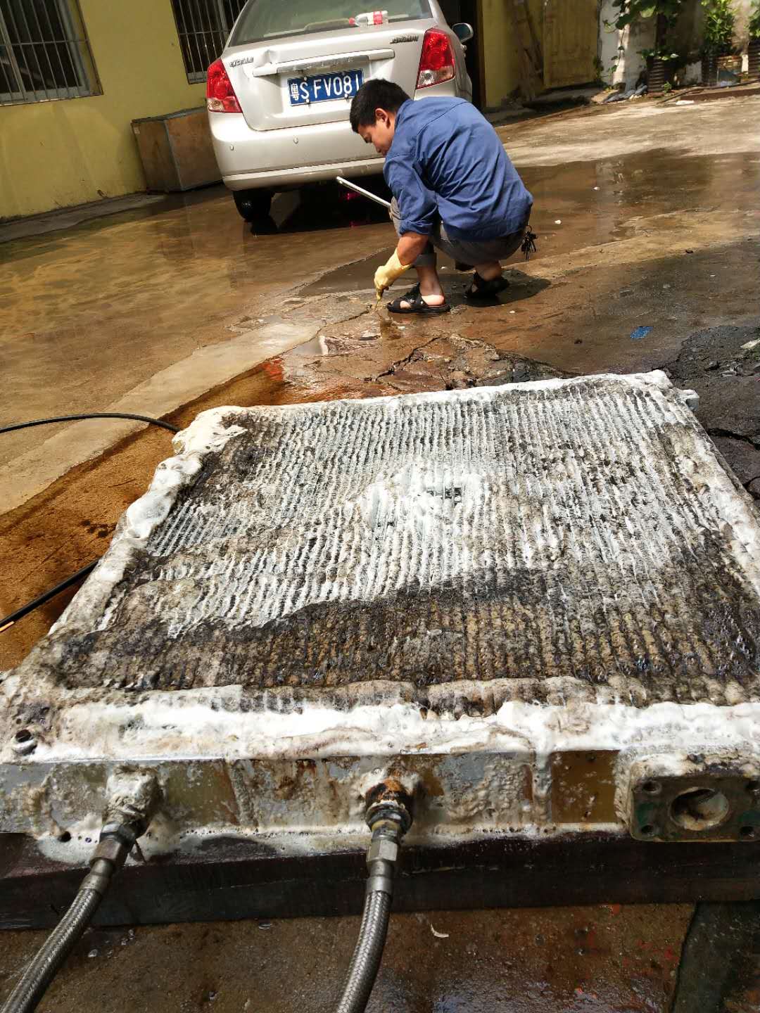 空壓機(jī)清洗不干膠會怎樣？